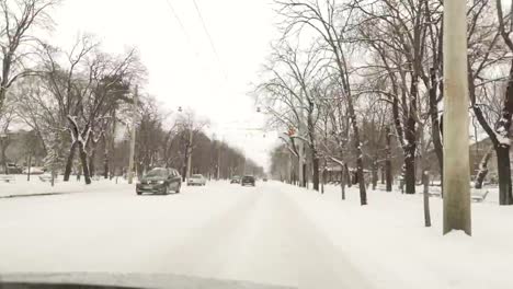 Winterwetter-unterwegs-Auto---Schnee-fallen