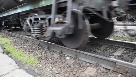 Movimiento-de-un-tren-de-carga.-Tanques-sobre-rieles.-Ruedas-del-tren