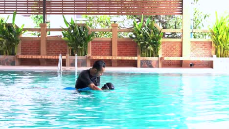 Father-teaches-daughter-to-swim