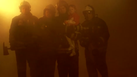 Feuerwehrleute-mit-geretteten-Kind