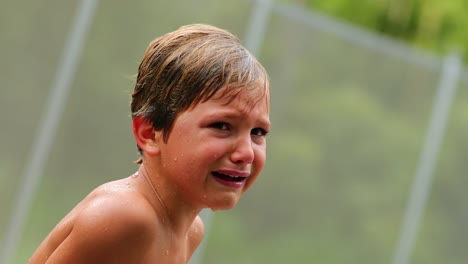 Lloroso-joven-llora-por-haber-sido-herido.-Niño-llorando