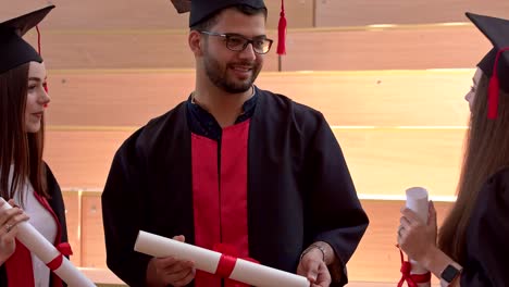 Absolventen-der-Universität-sprechen.