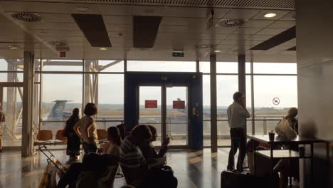 People-in-the-waiting-room-of-airport-in-Thessaloniki,-Greece