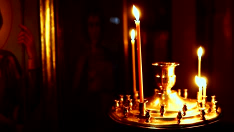 Candelabro-con-velas-encendidas-en-el-fondo-de-los-iconos-sagrados-religiosos