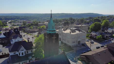 Langsame-Morgen-Ansatz-zum-Kirchturm-in-Kleinstadt