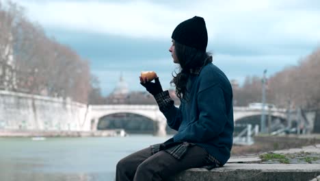 miseria,-errante,-hogar-femenino-marginación-solo-comer-una-manzana