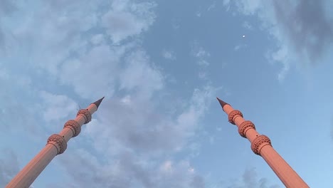 Mezquita-de-Kocatepe-en-Ankara,-Video-de-lapso-de-tiempo.-las-nubes-y-el-cielo-de-minarete-de-Mezquita