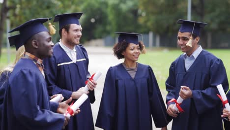 estudiantes-felices-en-juntas-de-mortero-con-diplomas