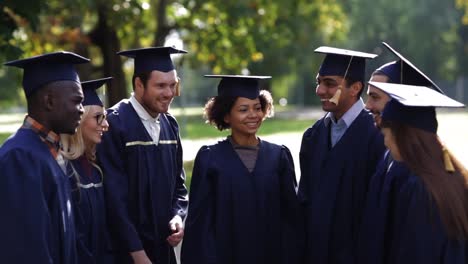 glückliche-Schüler-in-Mörtel-Boards-mit-Händen-an-der-Spitze