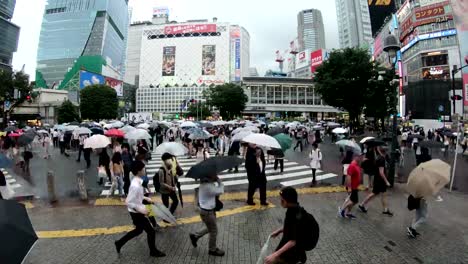 Lapso-de-tiempo-de-4K-de-gente-cruzando-los-famosos-cruces-de-peatones-en-el-centro-de-Shibuya