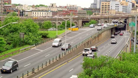 Verkehr-auf-dem-Brooklyn-Queens-Express-Weg-in-Brooklyn-New-York