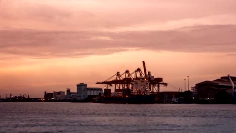 4k-timelapse,-cargo-ship-loading-cargo-into-the-docks