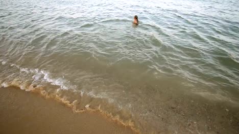 Glückliche-Mädchen-genießen-das-Meer