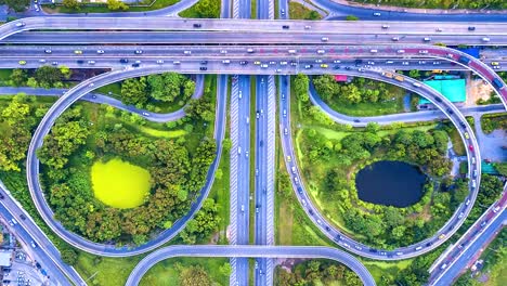 Lapso-de-tiempo-de-la-vista-aérea-de-la-autopista,-autopista-y-carretera-en-el-detalle-de-cruce-en-la-noche