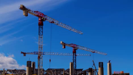 El-trabajo-de-las-grúas-en-la-construcción-de-una-nueva-terminal-en-el-aeropuerto-de-Pulkovo