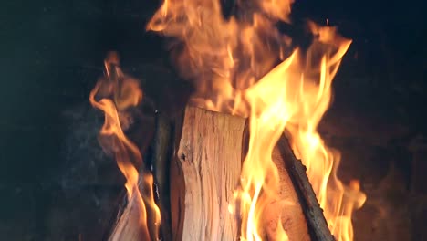 Fuego-de-una-chimenea-de-ladrillo-rojo-de-madera