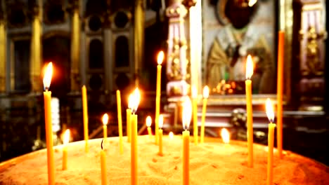 Pan-de-la-cámara.-Video-de-velas-encendidas.-En-el-fondo,-el-icono-con-la-Santa-Faz.