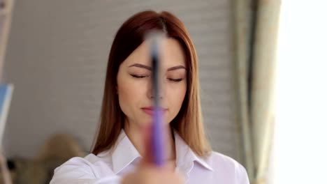 Close-up-of-artist-girl-with-a-brush-in-her-hands.