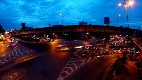 Time-lapse-vehicle-waiting-green-light