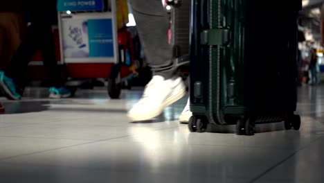 Close-up-Traveler-Spaziergang-am-Flughafen-Check-In-Schalterhalle