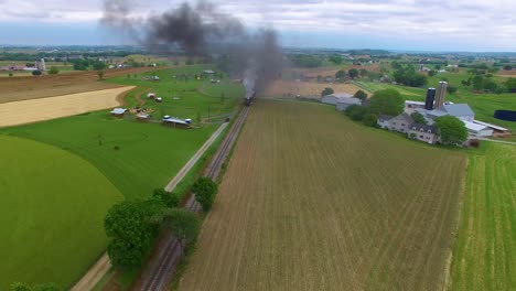 Tren-locomotora-resoplando-a-lo-largo-de-campo