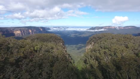 Drone-footage-flying-over-Blue-Mountains,-Australia