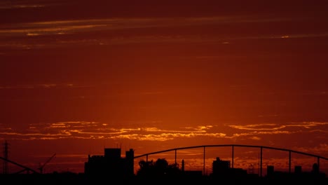 Nube-antes-de-la-salida-del-sol-en-la-ciudad_03-1235