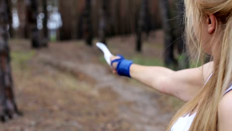 Girl-throws-knives-at-the-target