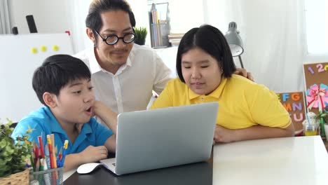 Tutor-room-children-in-class-learning-on-laptop-computer-with-teacher.-4K-Slow-motion-Asian-child-learning-with-teacher-at-home.