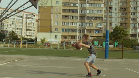 Basketball-Spieler-dribbeln-den-Ball-zwischen-den-Beinen