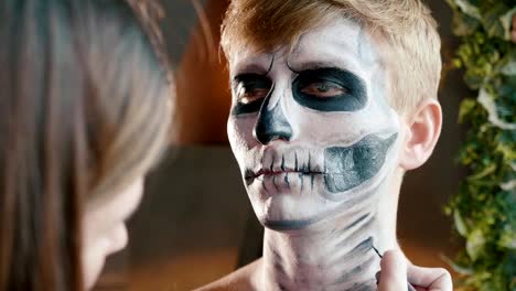 Make-up-Artist-macht-der-Kerl-Halloween-machen.-Halloween-männliches-Gesicht-Kunst.