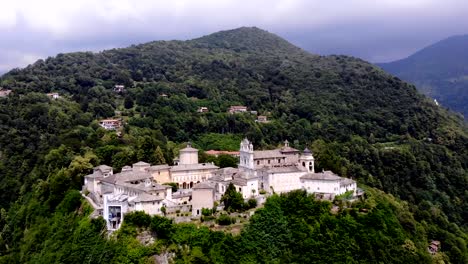 BIELLA,-Italia---07-de-julio-de-2018:-aero-vista-del-hermoso-Santuario,-antiguo-templo-complejo,-grande-Castillo,-santuario-ubicado-en-las-montañas-cerca-de-la-ciudad-de-Biella,-Piamonte,-Italia.-verano