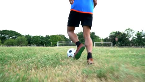 Jugadores-de-fútbol-jugar-al-fútbol-en-el-césped.