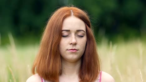 Meditación-mujer-zoom-libre,-mujer-con-los-ojos-cerrados-en-la-unidad-del-templo-interior