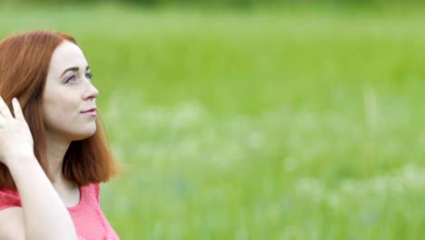 Schöne-Frau-Schritte-sorgfältig-auf-Sommerwiese-Nachschlagen-im-freien-träumen