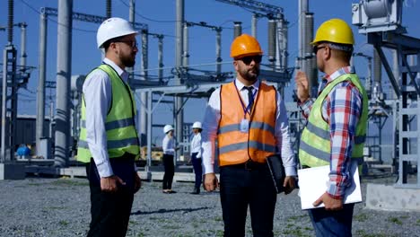 Un-grupo-de-trabajadores-de-la-electricidad