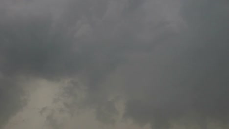 Nube-de-lapso-de-tiempo-en-el-cielo-con-la-tormenta-se-acerca