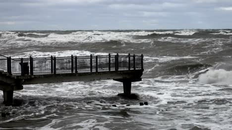 Hohe-Wellen-an-den-Felsen-der-Küste-brechen.-Stürmisches-Wetter-am-Meer-mit-big-Wave-am-Wellenbrecher-brechen.-Slow-Motion.