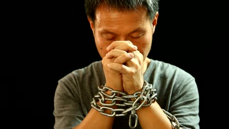 Man-praying-with-chain