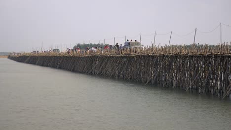 Stau-auf-der-Bambusbrücke-über-den-Mekong-Fluss.-Motorräder-und-Autos-überqueren-(Zeitraffer)