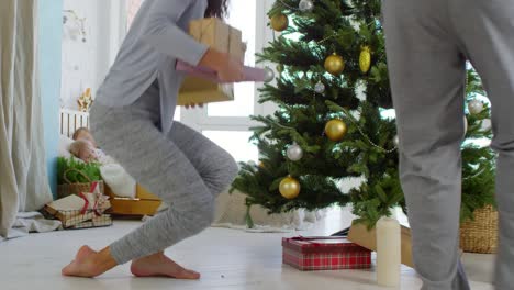 Liebevolle-Eltern-verlassen-Geschenke-für-Kinder