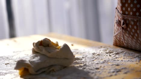 Kinder-Hände-Teig-für-Pizza-oder-Brot-auf-Tisch,-Slow-Motion-vorbereiten.