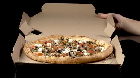 abrir-una-caja-de-pizza-deliciosa