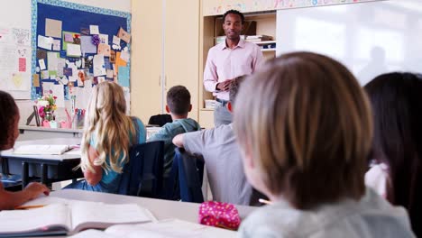 Maestro-y-los-niños-en-una-clase-en-una-escuela-primaria