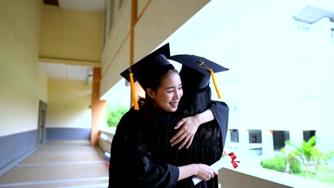 Graduados-negro-usan-trajes-negros-en-el-día-de-la-graduación-en-la-Universidad.