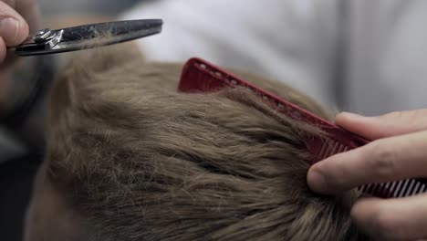 Peluquería-y-peluquería-en-el-salón-de-cabello-o-tienda-de-barbero-en-cámara-lenta-de-los-hombres