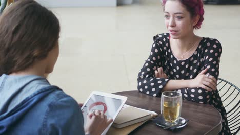 Weibliche-Zeichnungsmodell-Künstler-Skizzieren-im-café