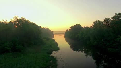 Luftaufnahme-des-Flusses-bei-Sonnenaufgang