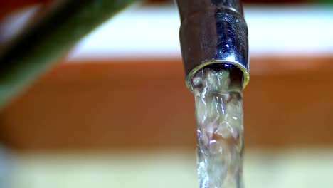 Agua-corriente-del-grifo-en-un-lavabo.-Cámara-lenta