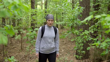 Brünette-Frau-verirren-sich-im-Wald